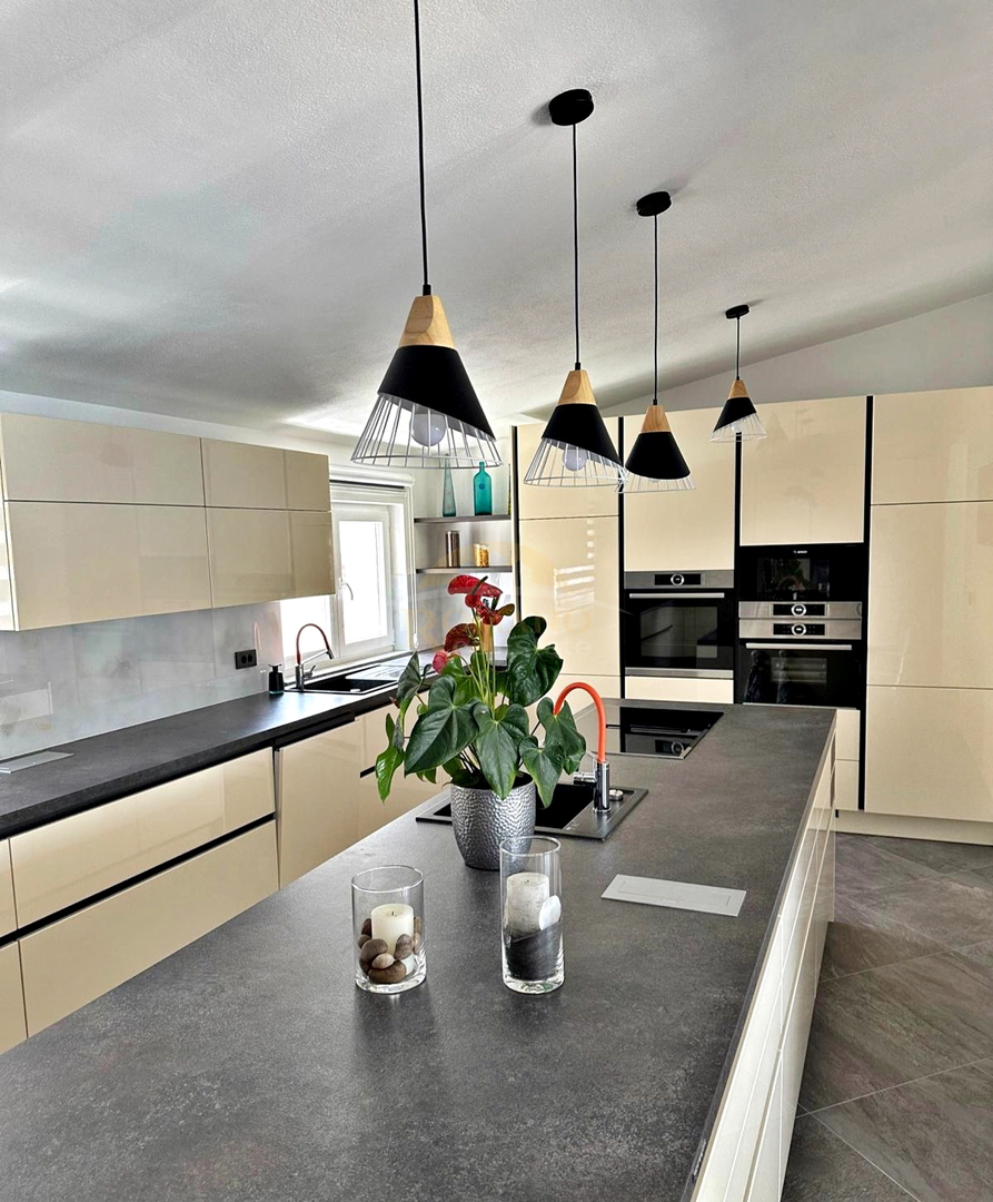 Vrhunsko urejena hiša na Čiovu/Okrug Gornji s prekrasnim odprtim razgledom